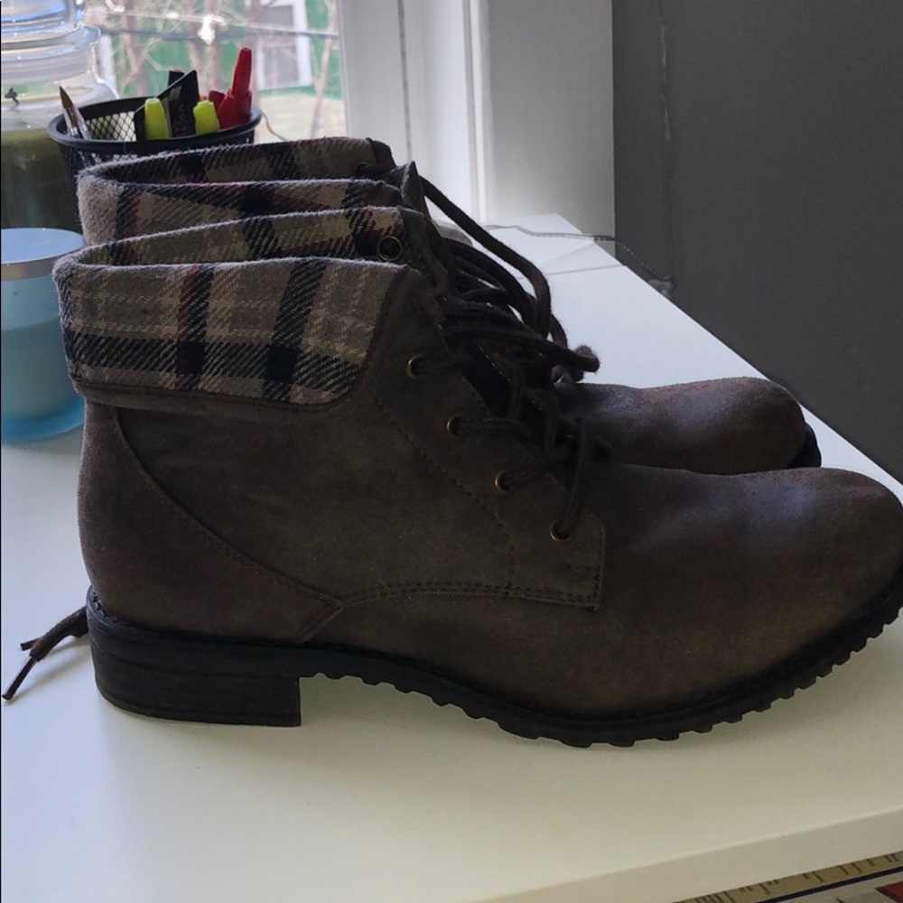 SIZE 8.5 BOOTS